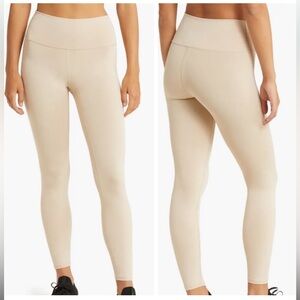 Alo Yoga Airlift Leggings in Macadamia